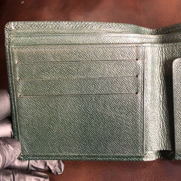 LOUIS VUITTON Green Taiga Leather Bifold Wallet Vintage MI0917 - Picture 6 of 17